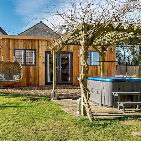 Wisteria View With Hottub & Cabin Sleeps 20 كيبنهام المظهر الخارجي الصورة