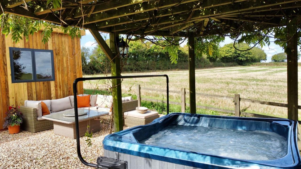Wisteria View With Hottub & Cabin Sleeps 20 كيبنهام المظهر الخارجي الصورة